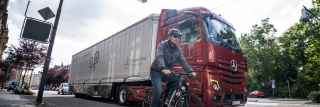 Solution d’avertissement intelligente : encore plus de camions peuvent désormais être équipés du Sideguard Assist de Mercedes-Benz Trucks.